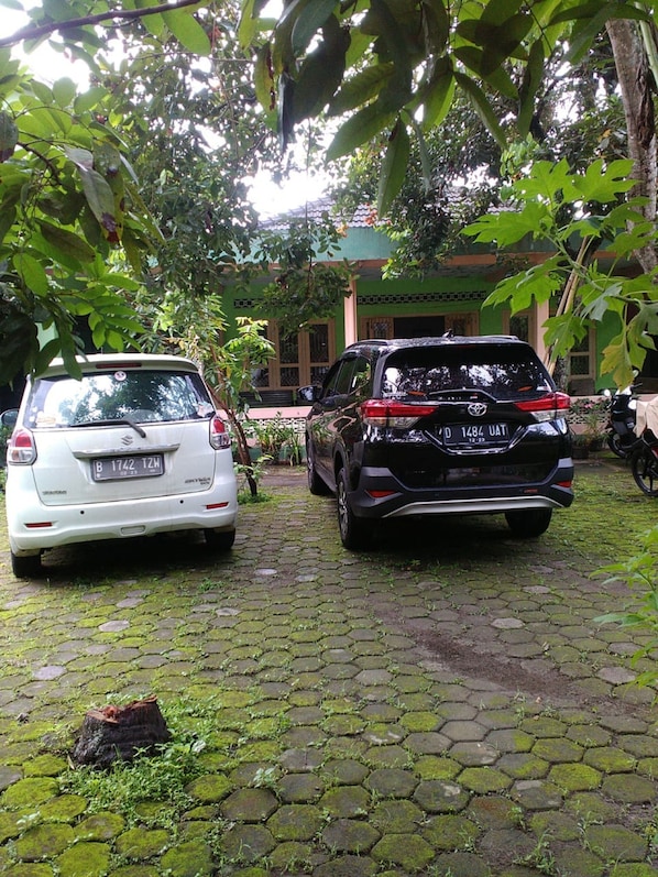Free self parking - Setro Kariyo Homestay (Srimulyo)