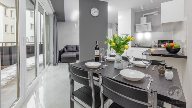 Apartamento | Cocina básica privada | Frigorífico grande, microondas, placa de cocina y hervidor eléctrico