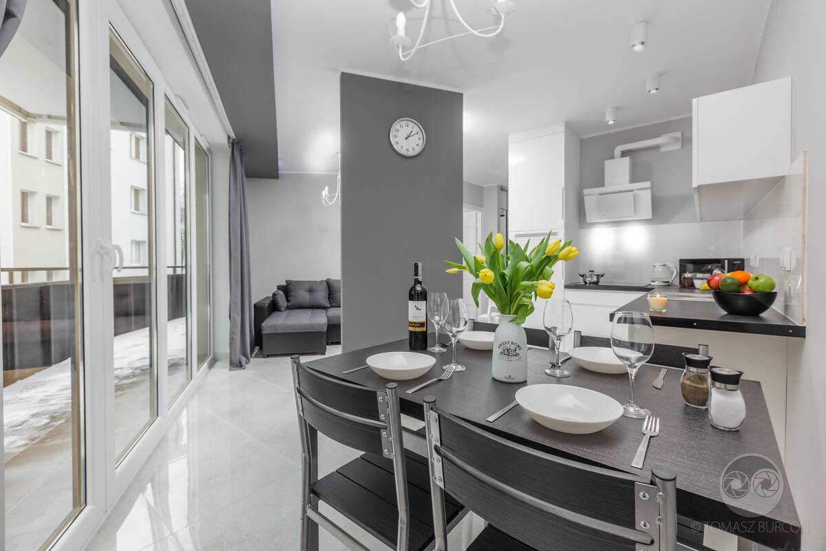 Appartement | Cuisinette privée | Réfrigérateur grande capacité avec congélateur, four à micro-ondes
