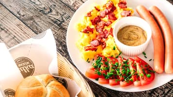 Daily continental breakfast (PLN 25 per person)