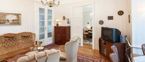 Smart-TV, DVD-Player, Bücher, Stereoanlage