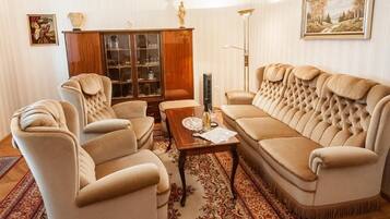 Smart TV, DVD player, books, stereo