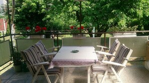 Outdoor dining - House with large garden 3 bedrooms on 140m² for families (dog-friendly) (Budapest)