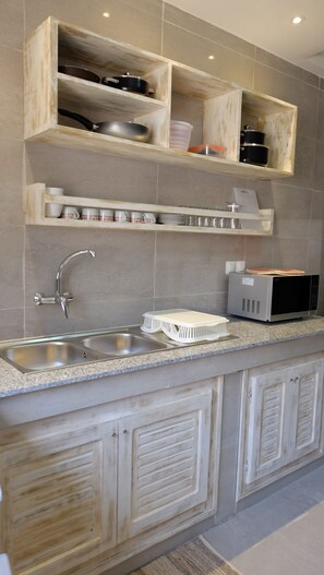 Appartamento Deluxe, letti multipli, non fumatori | Cucina condivisa | Frigorifero, microonde, piano cottura, macchina per tè/caffè