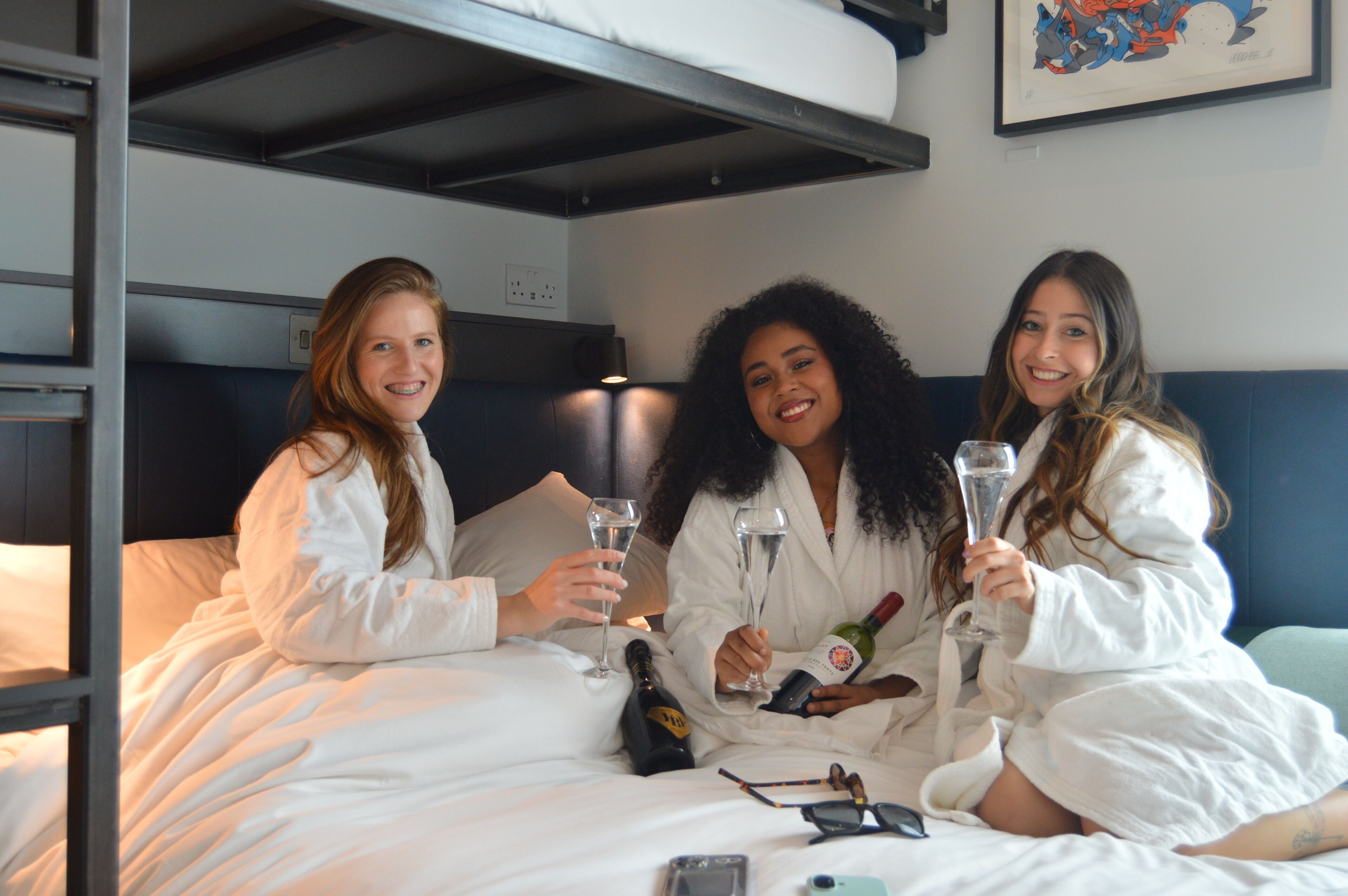 Rom – standard | Safe på rommet, skrivebord, blendingsgardiner og strykejern/-brett