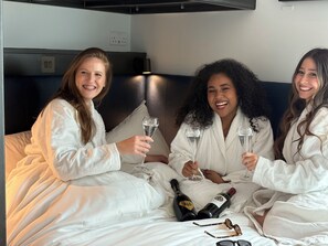 Habitación estándar | Caja de seguridad en la habitación, escritorio y cortinas blackout 