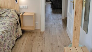 Double Room, 2 Twin Beds | Iron/ironing board (on request), cribs (free), WiFi (free), bed sheets - Pension Los Llanos (Estella)