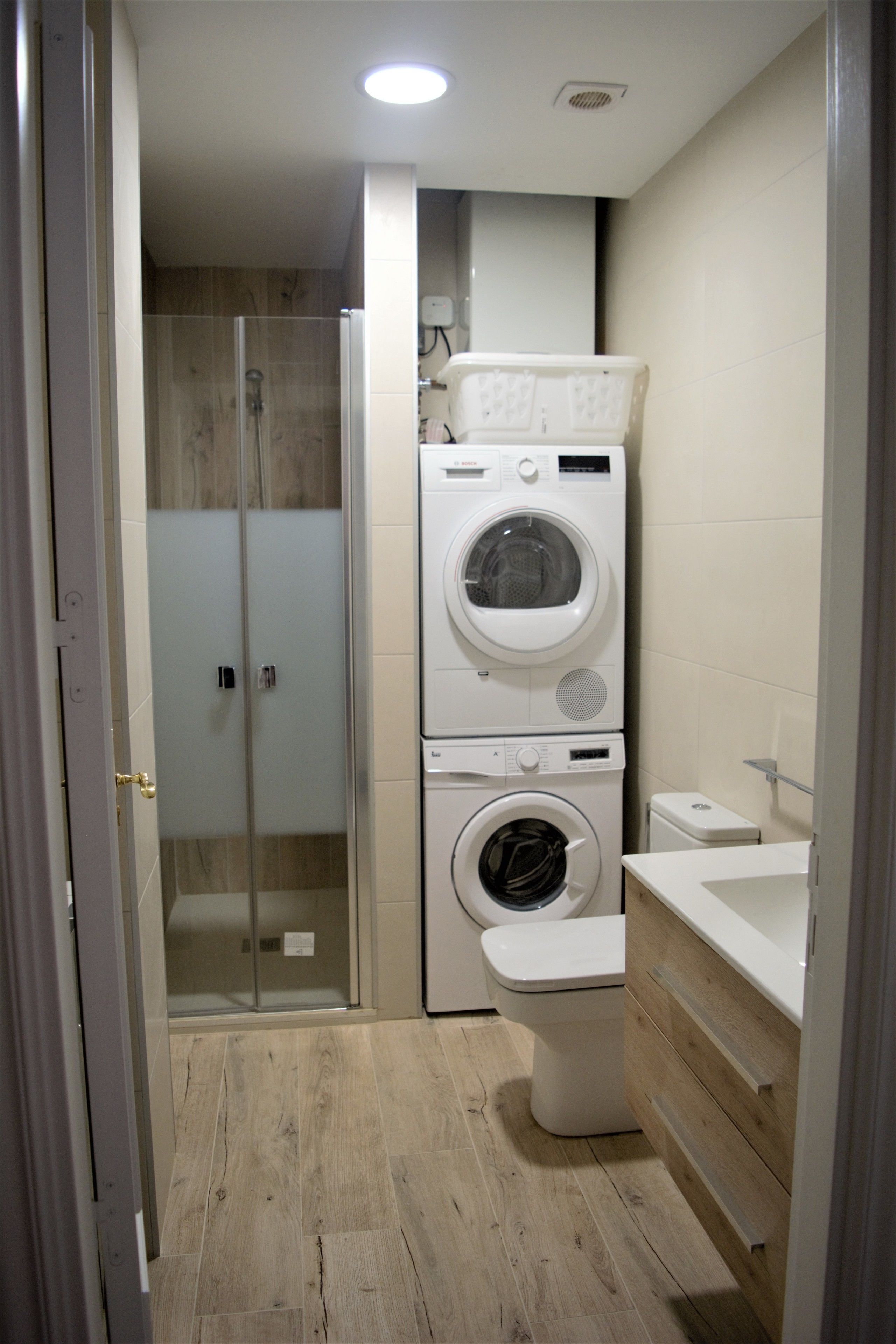 Douche, articles de toilette gratuits, sèche-cheveux
