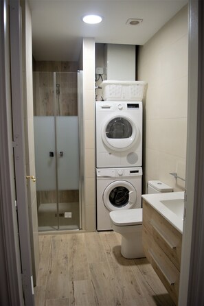 Douche, articles de toilette gratuits, sèche-cheveux