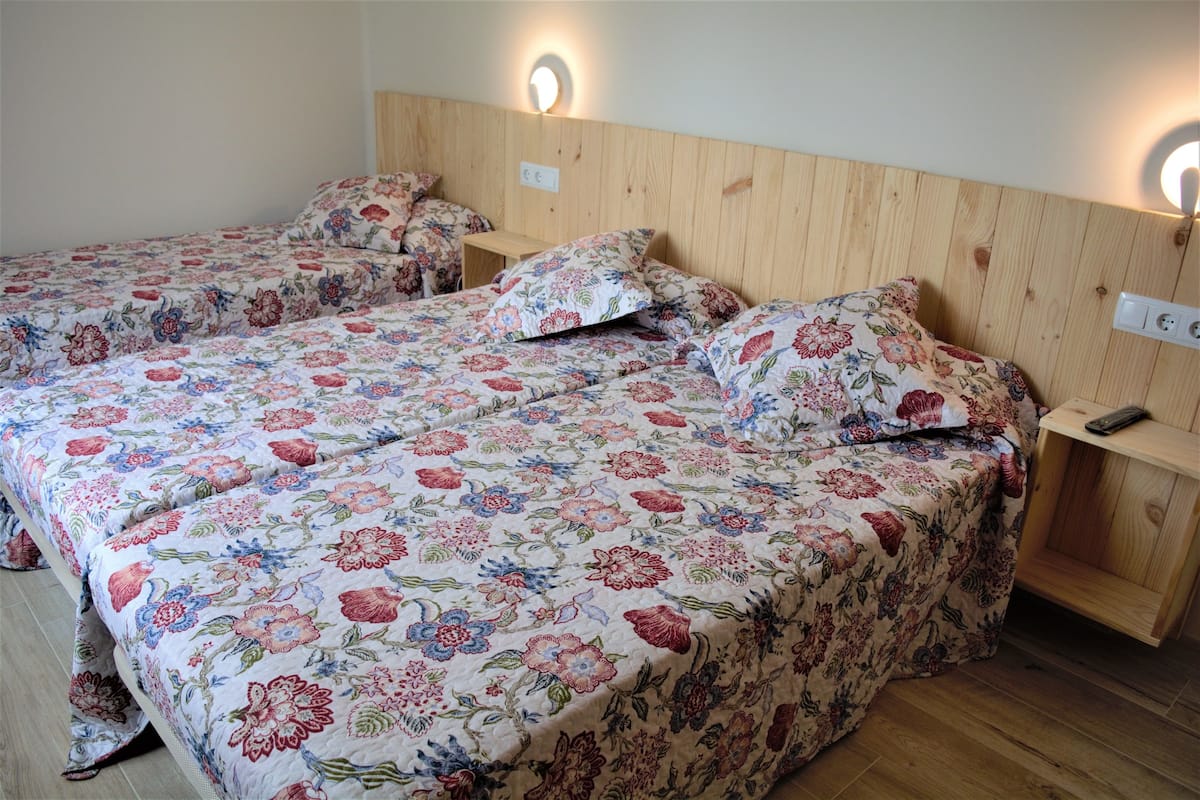 Driepersoonskamer | Een strijkplank/strijkijzer, gratis babybedden, gratis wifi, beddengoed