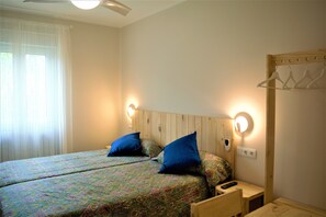 Double Room, 2 Twin Beds | Iron/ironing board, free cribs/infant beds, free WiFi, bed sheets - Pension Los Llanos (Estella)