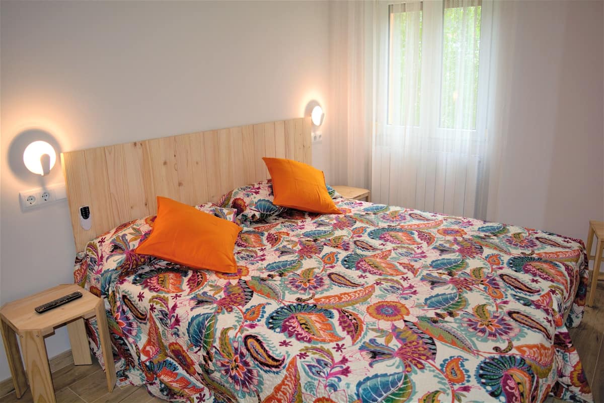 Double Room, 2 Twin Beds | Iron/ironing board (on request), cribs (free), WiFi (free), bed sheets