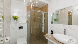 Shower, free toiletries, hair dryer, towels - Apartment Royal II (Bialystok)