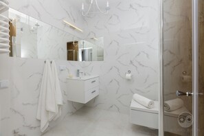 Apartment | Badezimmer | Dusche, kostenlose Toilettenartikel, Haartrockner, Handtücher