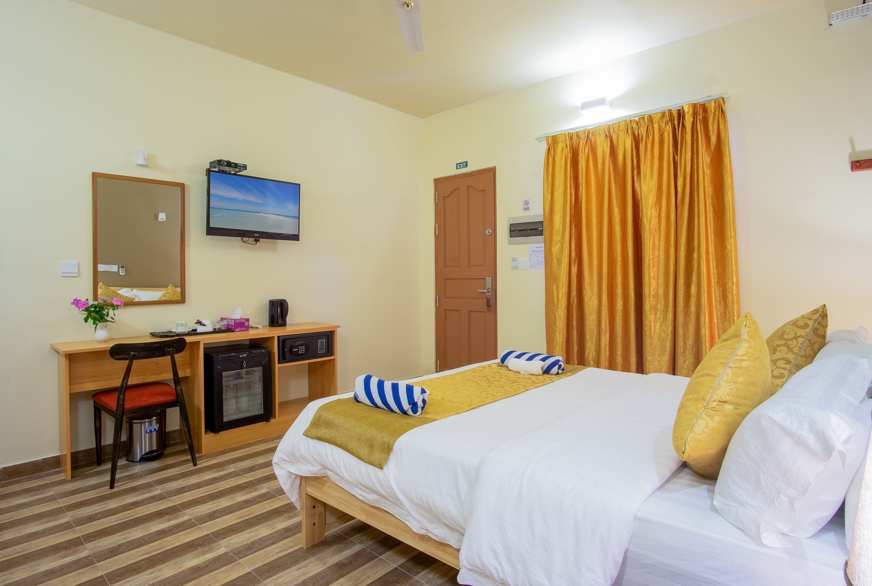 Chambre Deluxe, 1 grand lit, accessible aux personnes à mobilité réduite, vue jardin | Minibar, coffres-forts dans les chambres, bureau, rideaux occultants