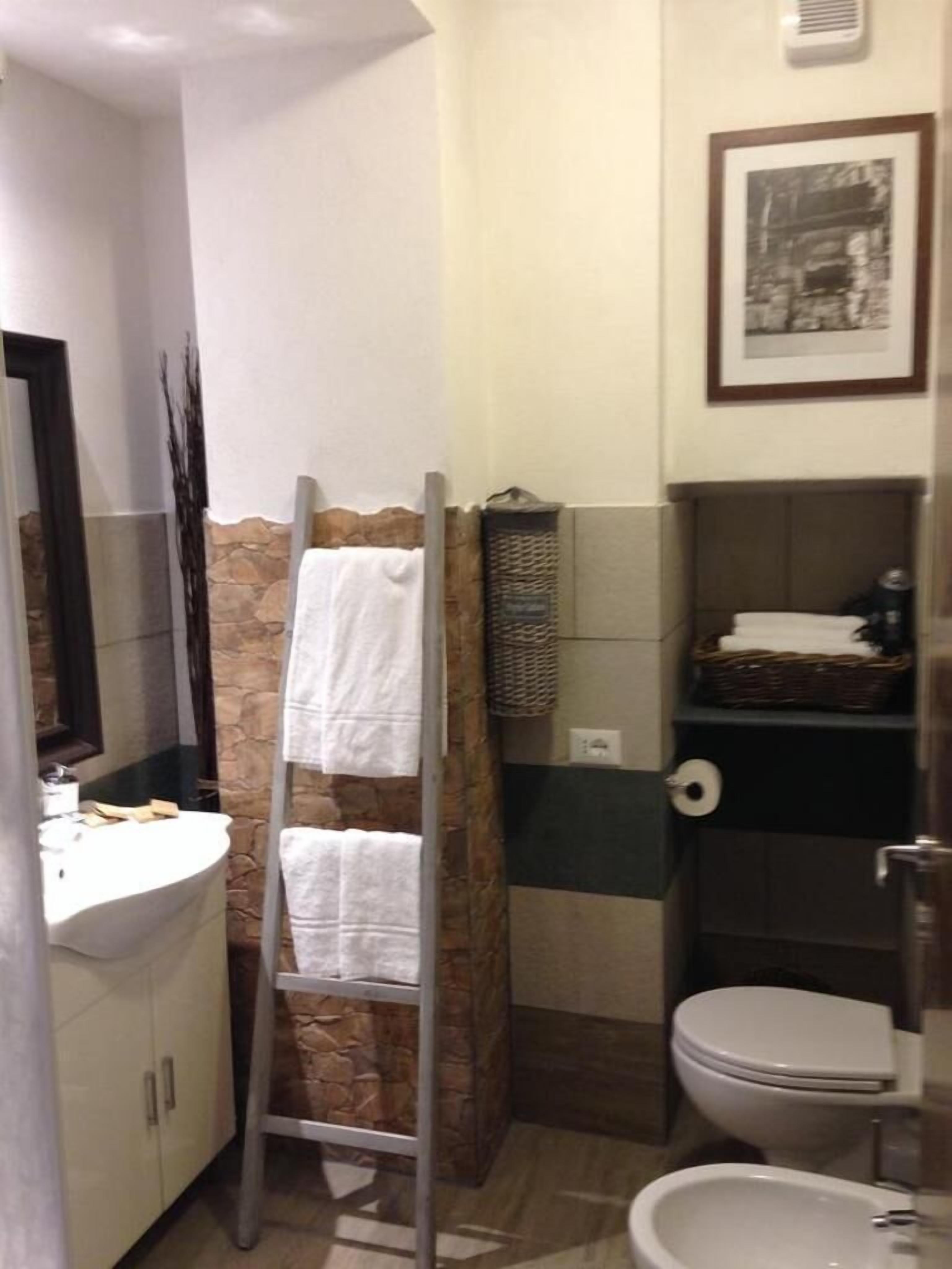 Dusche, Regendusche, Bademäntel, Hausschuhe