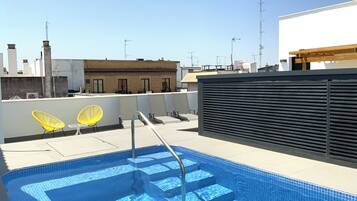 Alberca al aire libre, acceso de 09:30 a 21:30, y camastros