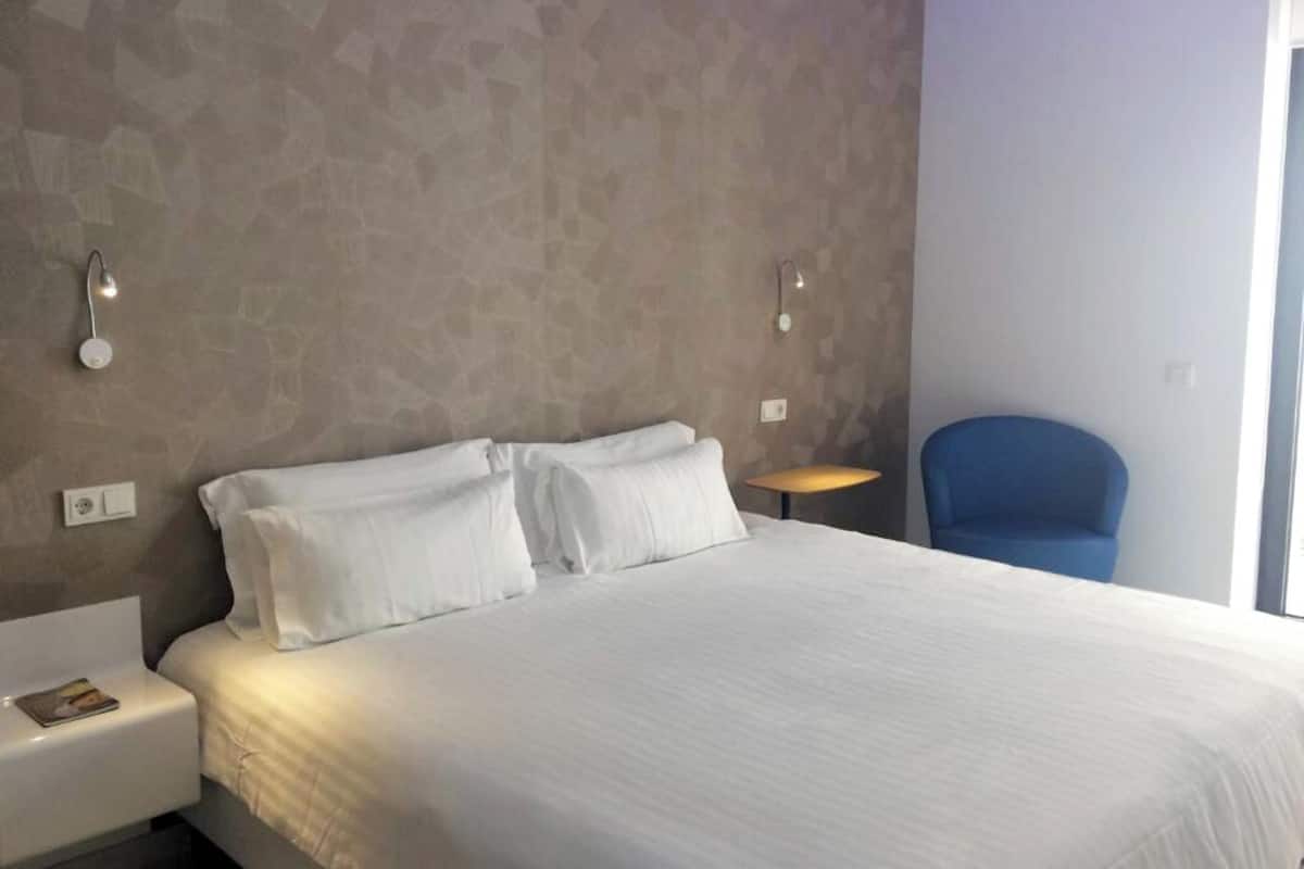 Huoneisto, 3 makuuhuonetta, näköala uima-altaalle | Untuvapeitot, memory foam -patjalliset sängyt, yksilöllisesti sisustettu