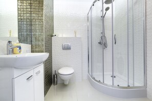 Appartement | Badkamer | Een douche, gratis toiletartikelen, een haardroger, handdoeken