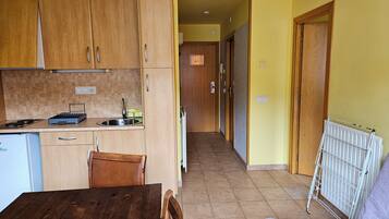 Apartamento básico, 1 habitación | Zona de estar | Una televisión