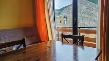 Apartamento básico, 1 quarto | Área de estar | TV