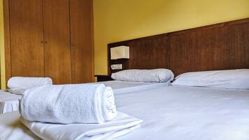 Apartamento básico, 1 habitación | 1 dormitorio y ropa de cama