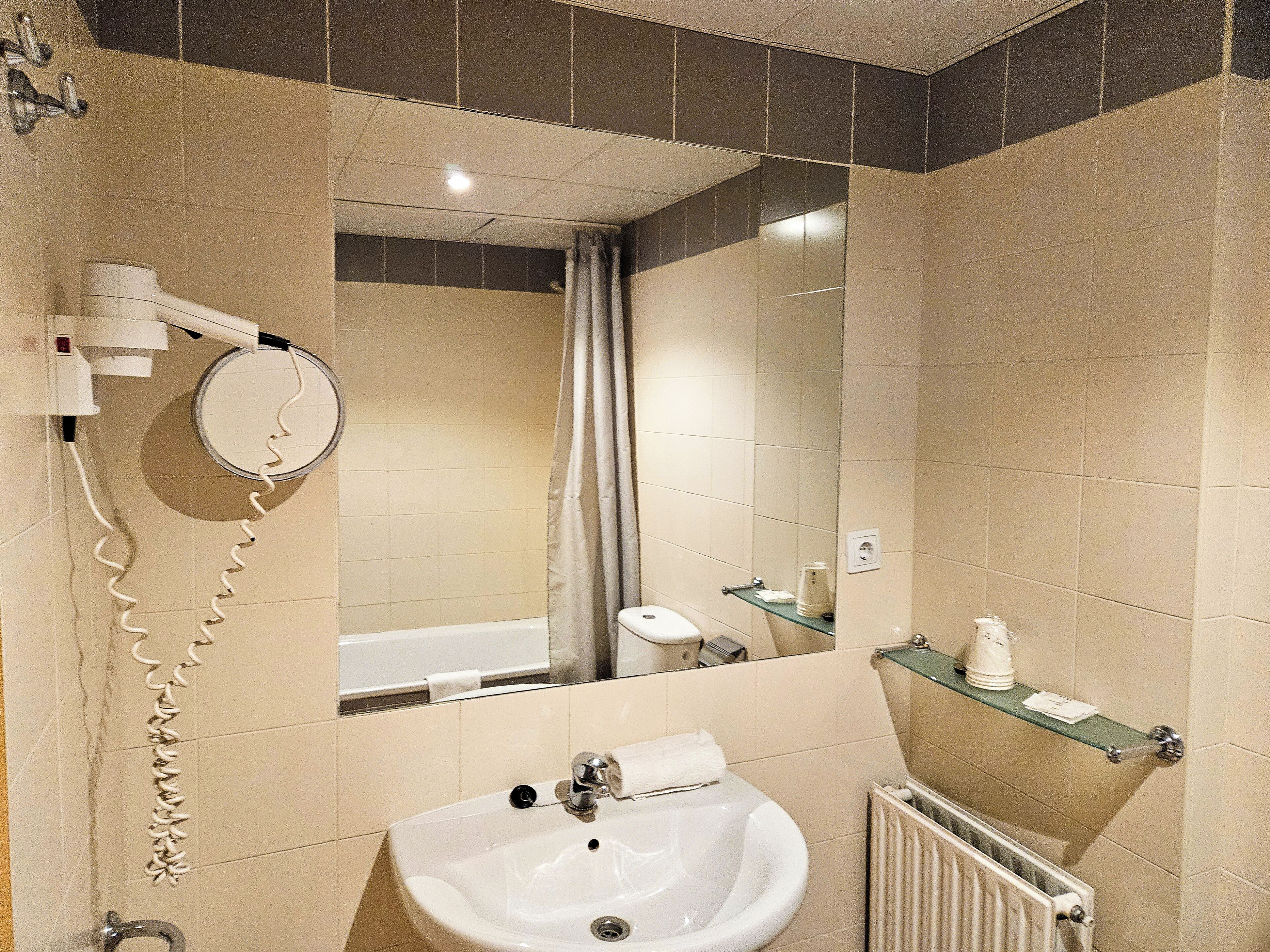 Eenvoudig appartement, 1 slaapkamer | Badkamer | Handdoeken