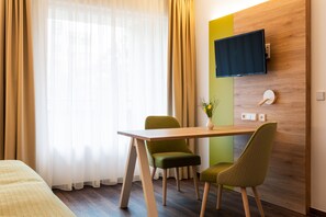 Superior Studio, Kitchen | Hypo-allergenic bedding, in-room safe, individually decorated - Gästehaus Lazarus (Berlin)
