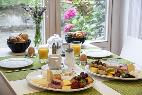 Daily buffet breakfast (EUR 15.50 per person)