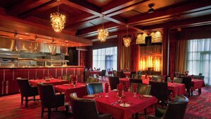 3 restaurants; breakfast, lunch, and dinner served
