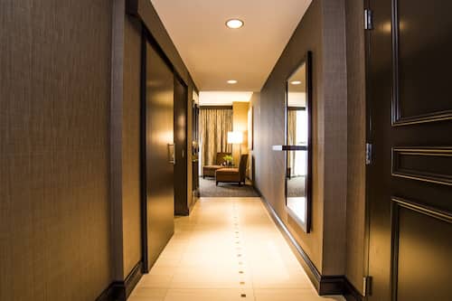 Ropa de cama hipoalergénica y caja de seguridad en la habitación