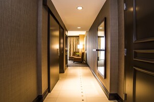 Hypo-allergenic bedding, in-room safe, laptop workspace, blackout drapes