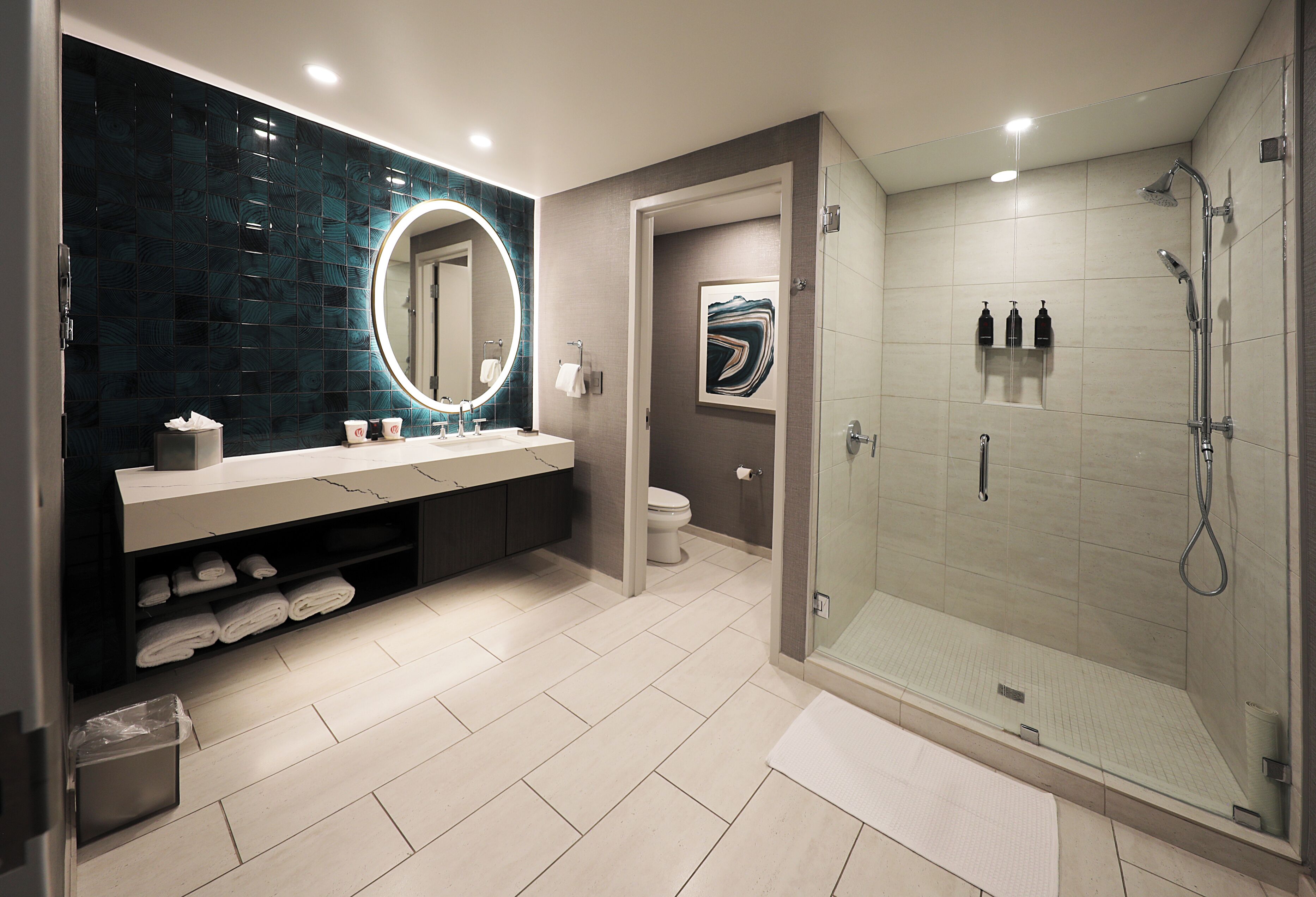 Amenidades de baño de diseñador, secadora de cabello, toallas, jabón 