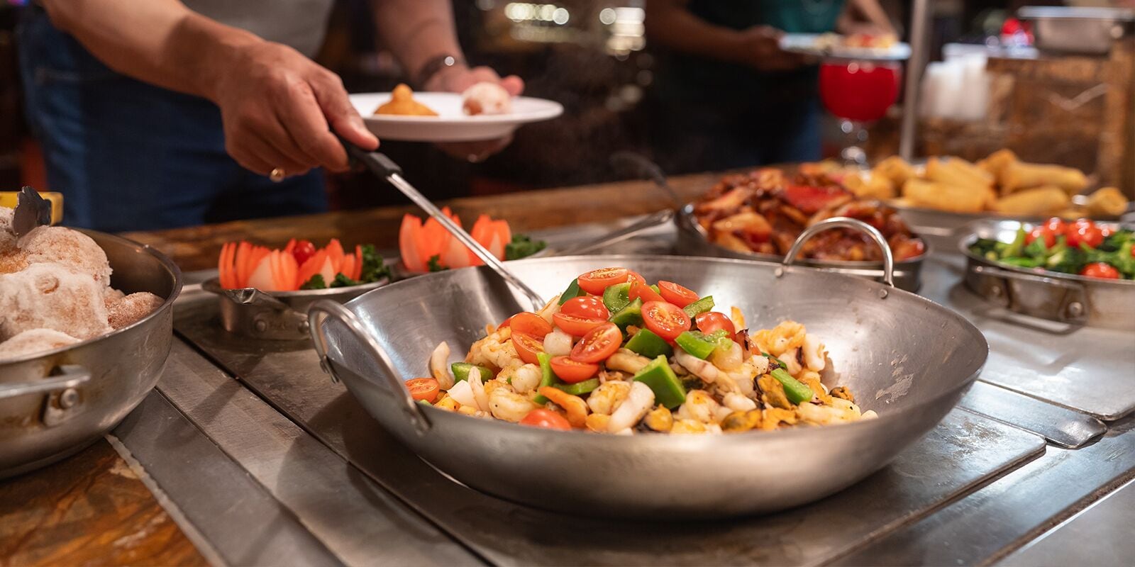 2 restaurants, breakfast served