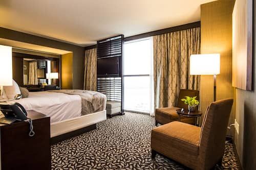 Hypo-allergenic bedding, in-room safe, laptop workspace, blackout drapes