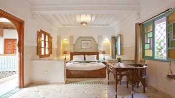 1 dormitorio, caja fuerte, decoración individual y mobiliario individual