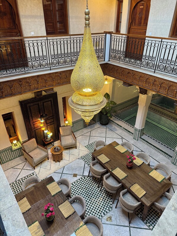 32-inch flat-screen TV with satellite channels, TV - Riad Atlas Acacia (Marrakech)