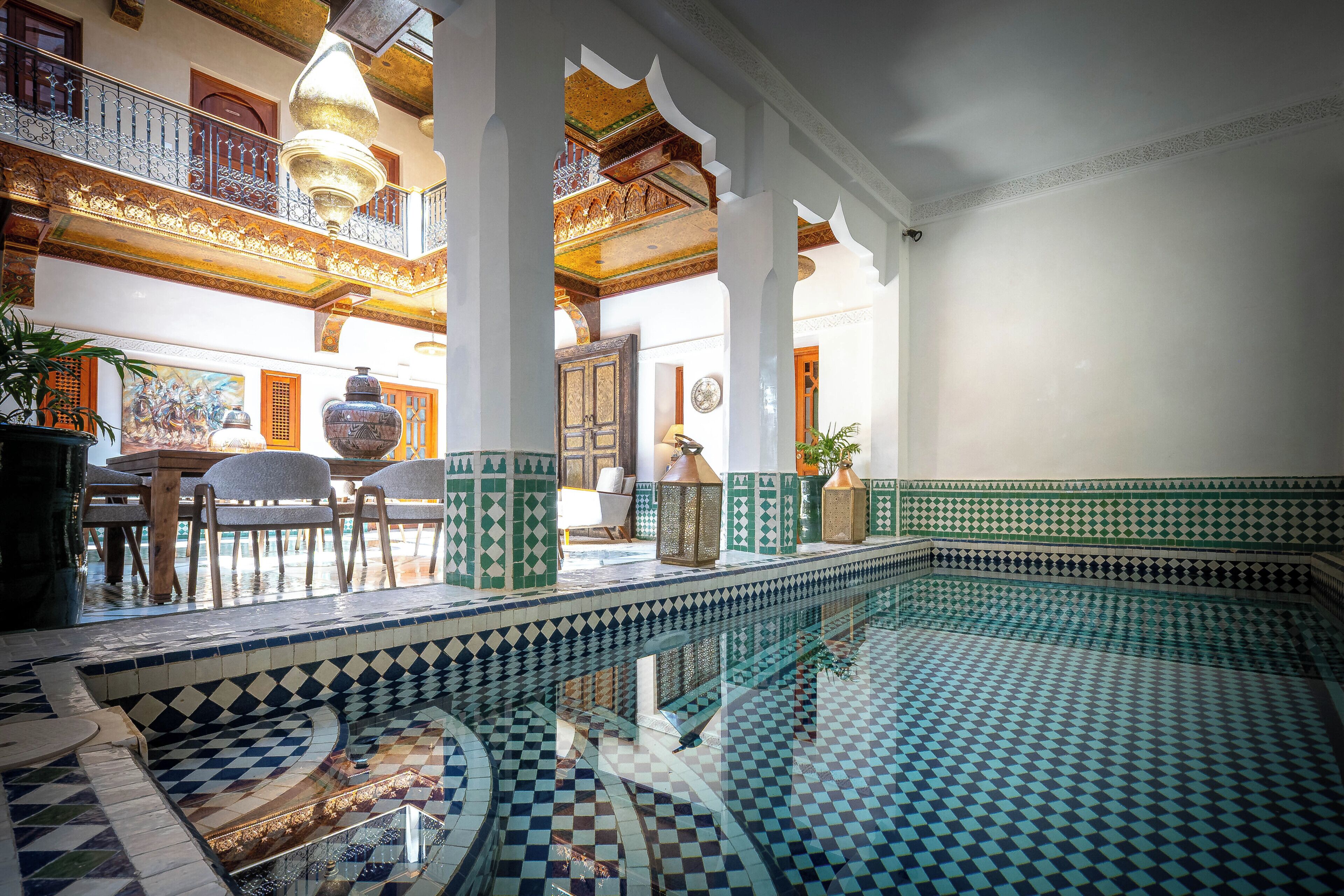 من حمّامات السباحة المغطاة