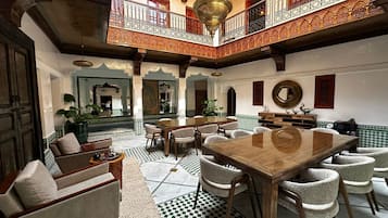 Televisión de pantalla plana de 32 pulgadas con canales vía satélite