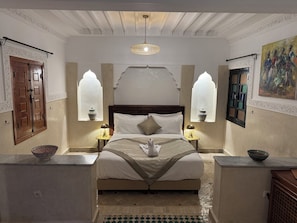 1 多间卧室、客房内保险箱、特色装修、特色家居