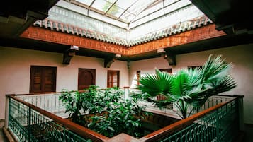 Suite estándar, 1 cama de matrimonio, patio, vistas al complejo turístico | Vistas desde la habitación