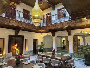 32-inch flat-screen TV with satellite channels, TV - Riad Atlas Acacia (Marrakech)