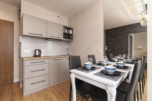 Lägenhet | Eget pentry | Stort kylskåp, mikrovågsugn, spishäll och vattenkokare