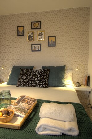 Living area - R2 Medium Studio (London)