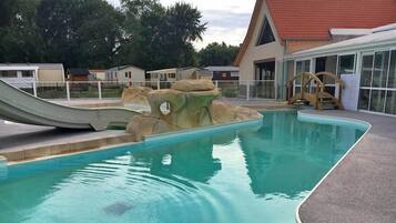 Piscine couverte, piscine extérieure (ouverte en saison)