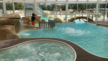 Piscine couverte, piscine extérieure (ouverte en saison)