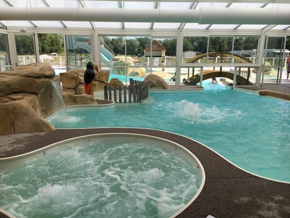 Piscine couverte, piscine extérieure (ouverte en saison)