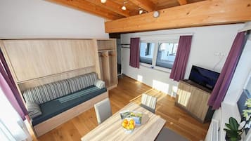 Comfort-Apartment, Bergblick | Wohnbereich | Flachbildfernseher
