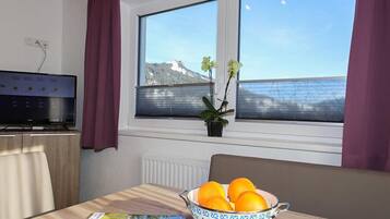 Comfort-Apartment, Bergblick | Essbereich im Zimmer