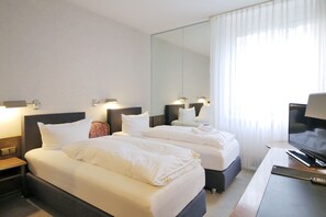 Desk, blackout curtains, soundproofing, free WiFi - Hotel Kick (Rauenberg)